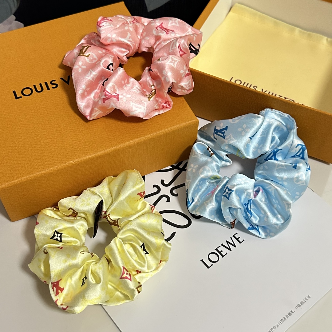  配专柜包装
Lv（路易威登）最新真丝轻奢发圈
小仙女快入手
特殊材质 不嘞头
可盐可甜～