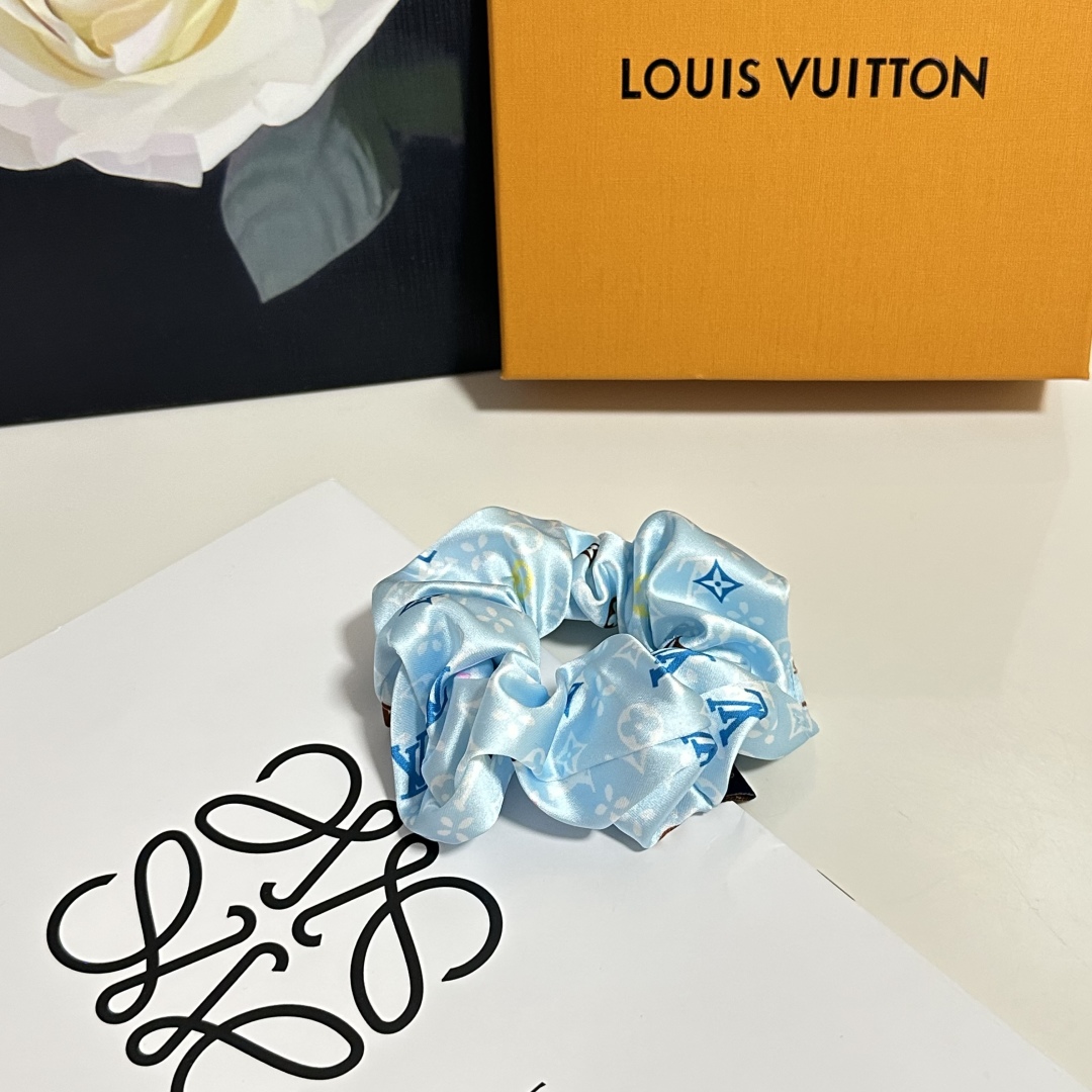  配专柜包装
Lv（路易威登）最新真丝轻奢发圈
小仙女快入手
特殊材质 不嘞头
可盐可甜～