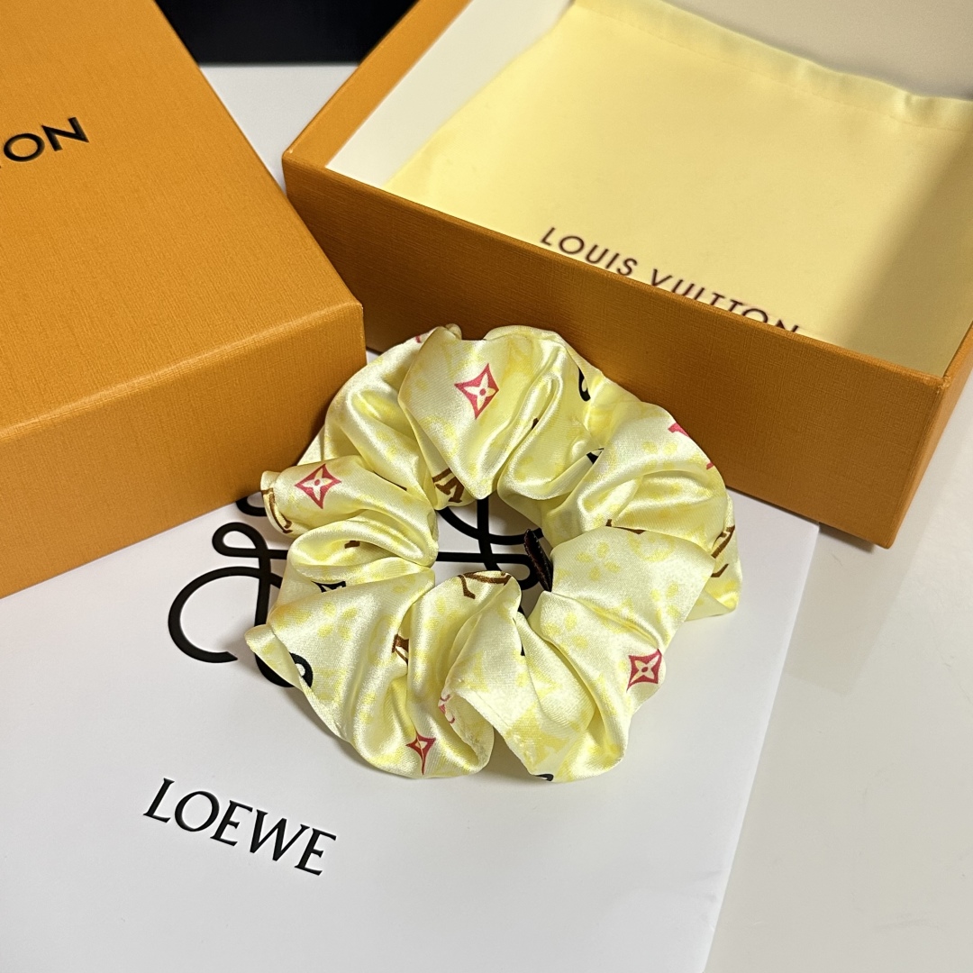  配专柜包装
Lv（路易威登）最新真丝轻奢发圈
小仙女快入手
特殊材质 不嘞头
可盐可甜～
