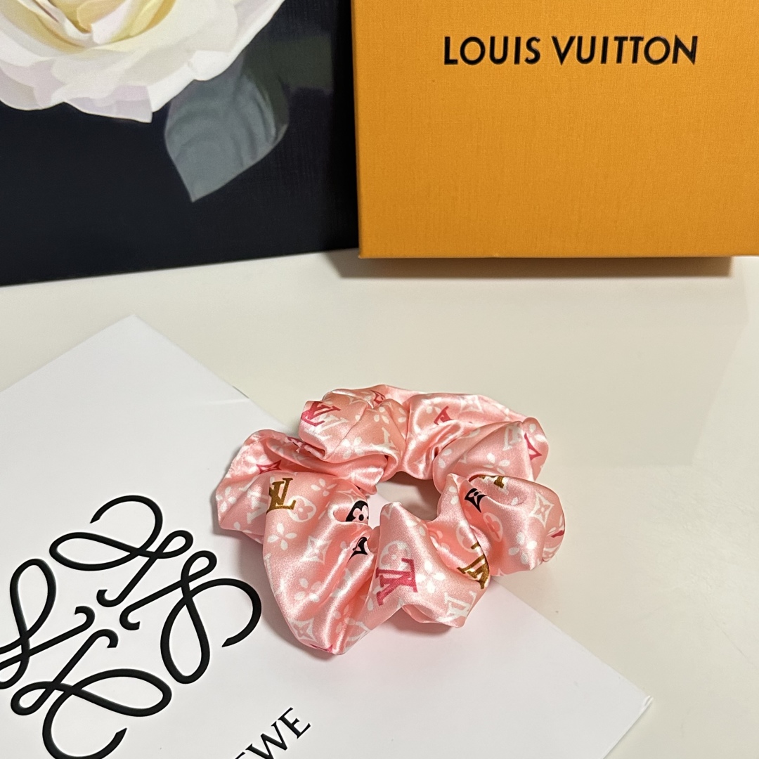  配专柜包装
Lv（路易威登）最新真丝轻奢发圈
小仙女快入手
特殊材质 不嘞头
可盐可甜～