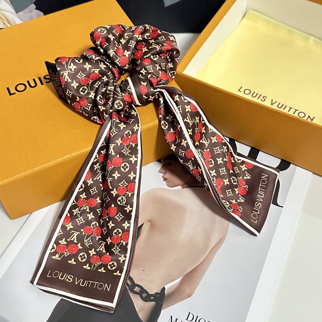  配专柜包装
Lv（路易威登）最新真丝樱桃🍒轻奢发圈
小仙女快入手
特殊材质 不嘞头
可盐可甜～