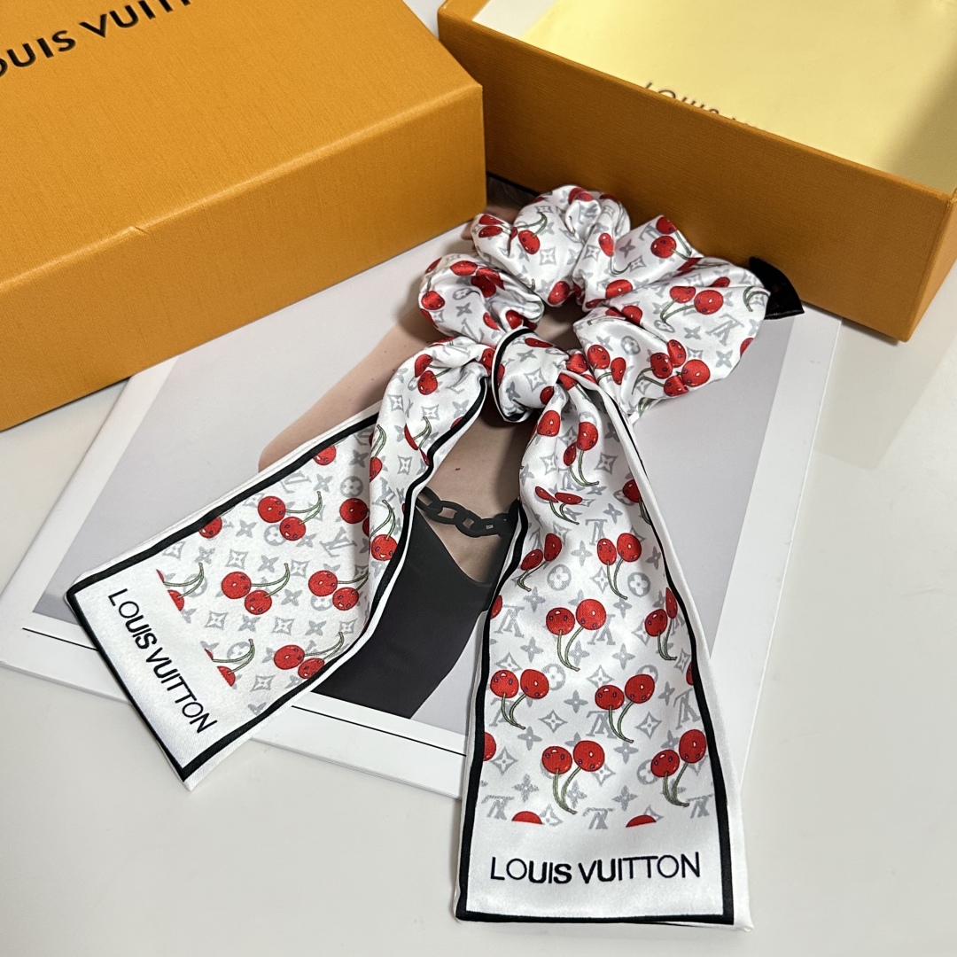  配专柜包装
Lv（路易威登）最新真丝樱桃🍒轻奢发圈
小仙女快入手
特殊材质 不嘞头
可盐可甜～