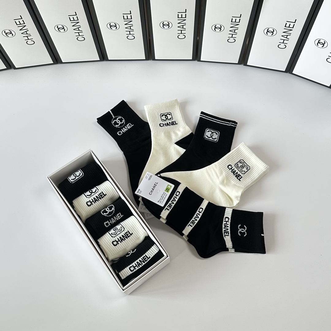 💛配专柜包装
Chanel（香奈儿）新款中长筒袜堆堆袜袜子！一盒五双，专柜同步筒袜袜子，💛大牌出街，潮