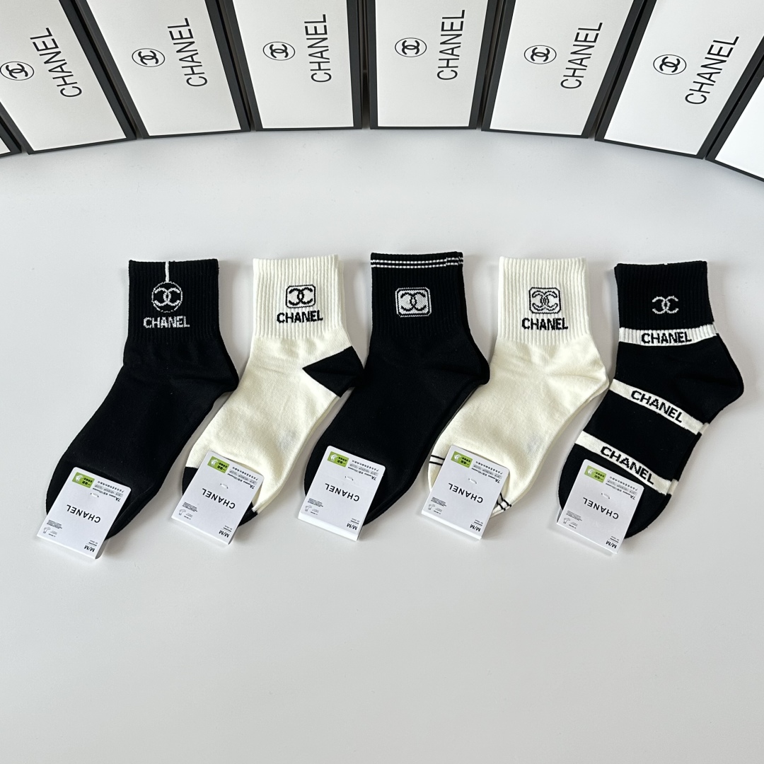  💛配专柜包装
Chanel（香奈儿）新款中长筒袜堆堆袜袜子！一盒五双，专柜同步筒袜袜子，💛大牌出街，潮