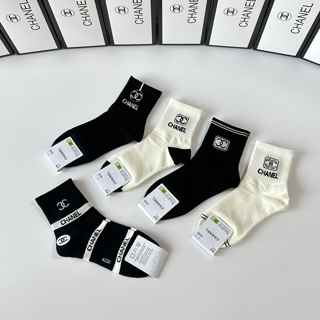  💛配专柜包装
Chanel（香奈儿）新款中长筒袜堆堆袜袜子！一盒五双，专柜同步筒袜袜子，💛大牌出街，潮