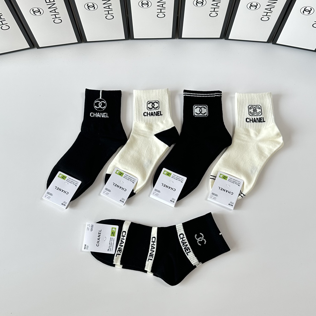  💛配专柜包装
Chanel（香奈儿）新款中长筒袜堆堆袜袜子！一盒五双，专柜同步筒袜袜子，💛大牌出街，潮