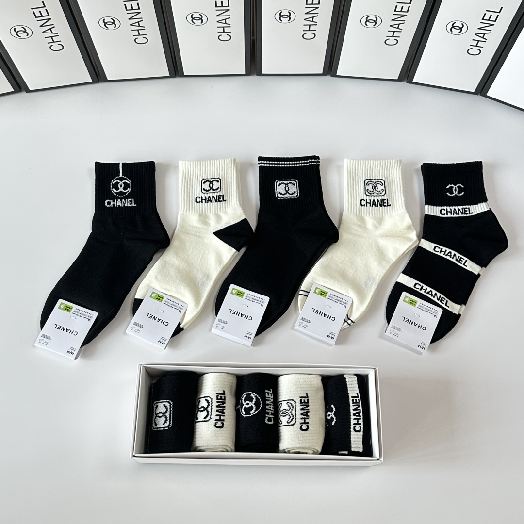  💛配专柜包装
Chanel（香奈儿）新款中长筒袜堆堆袜袜子！一盒五双，专柜同步筒袜袜子，💛大牌出街，潮