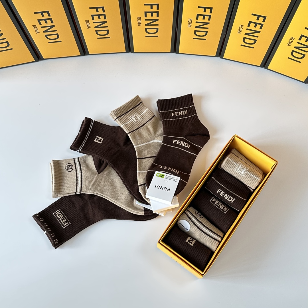  💛配专柜包装
Fendi（芬迪）新款中长筒袜堆堆袜袜子！一盒五双，专柜同步筒袜袜子，💛大牌出街，潮人必