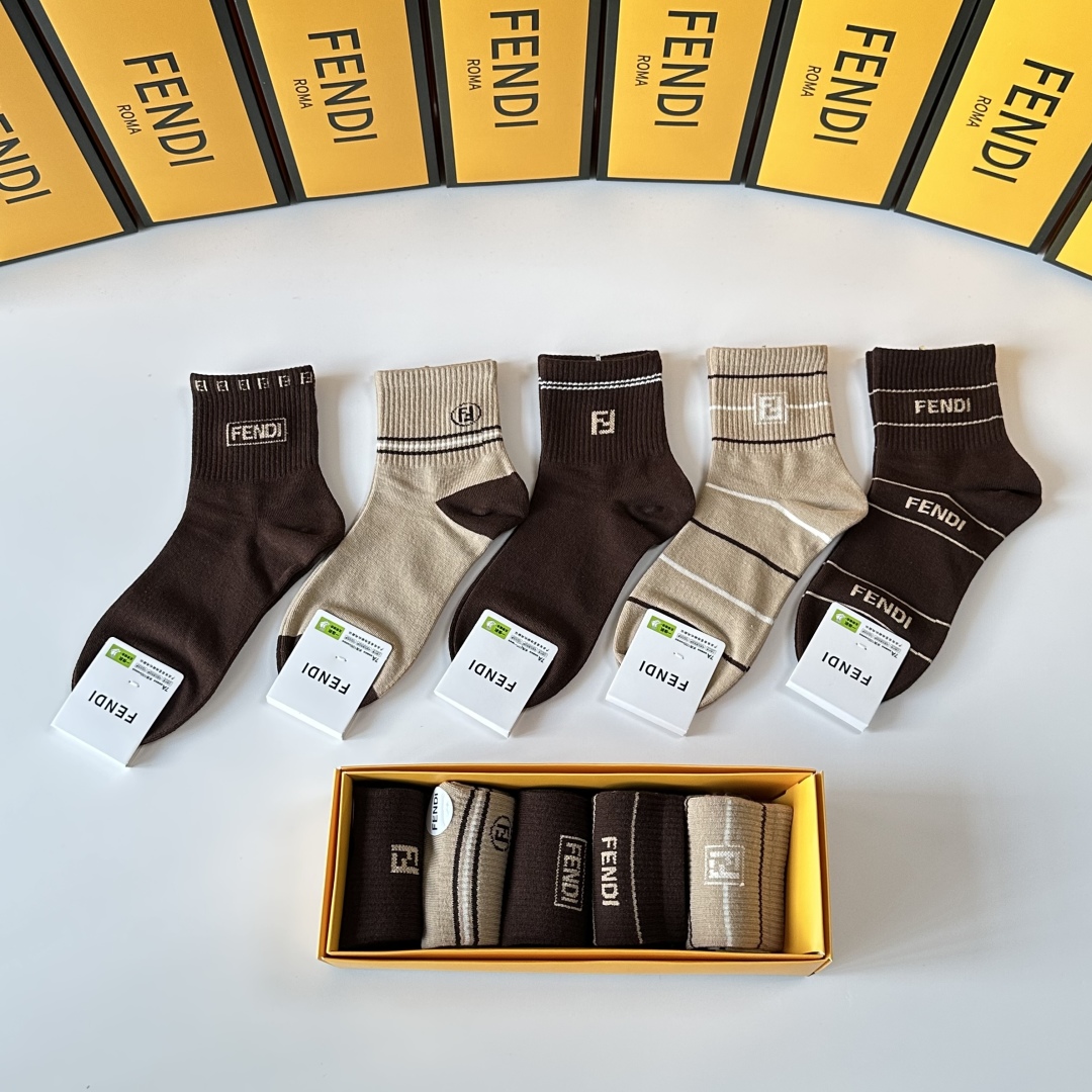  💛配专柜包装
Fendi（芬迪）新款中长筒袜堆堆袜袜子！一盒五双，专柜同步筒袜袜子，💛大牌出街，潮人必