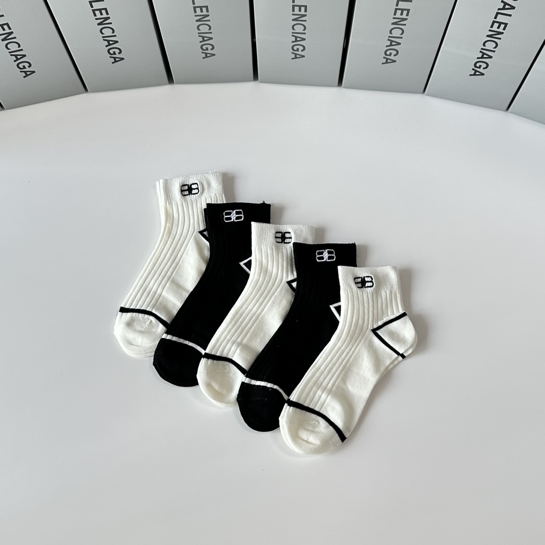  💛配专柜包装
Balenciaga （巴黎世家）新款刺绣中长筒袜堆堆袜袜子！一盒五双，专柜同步筒袜袜子