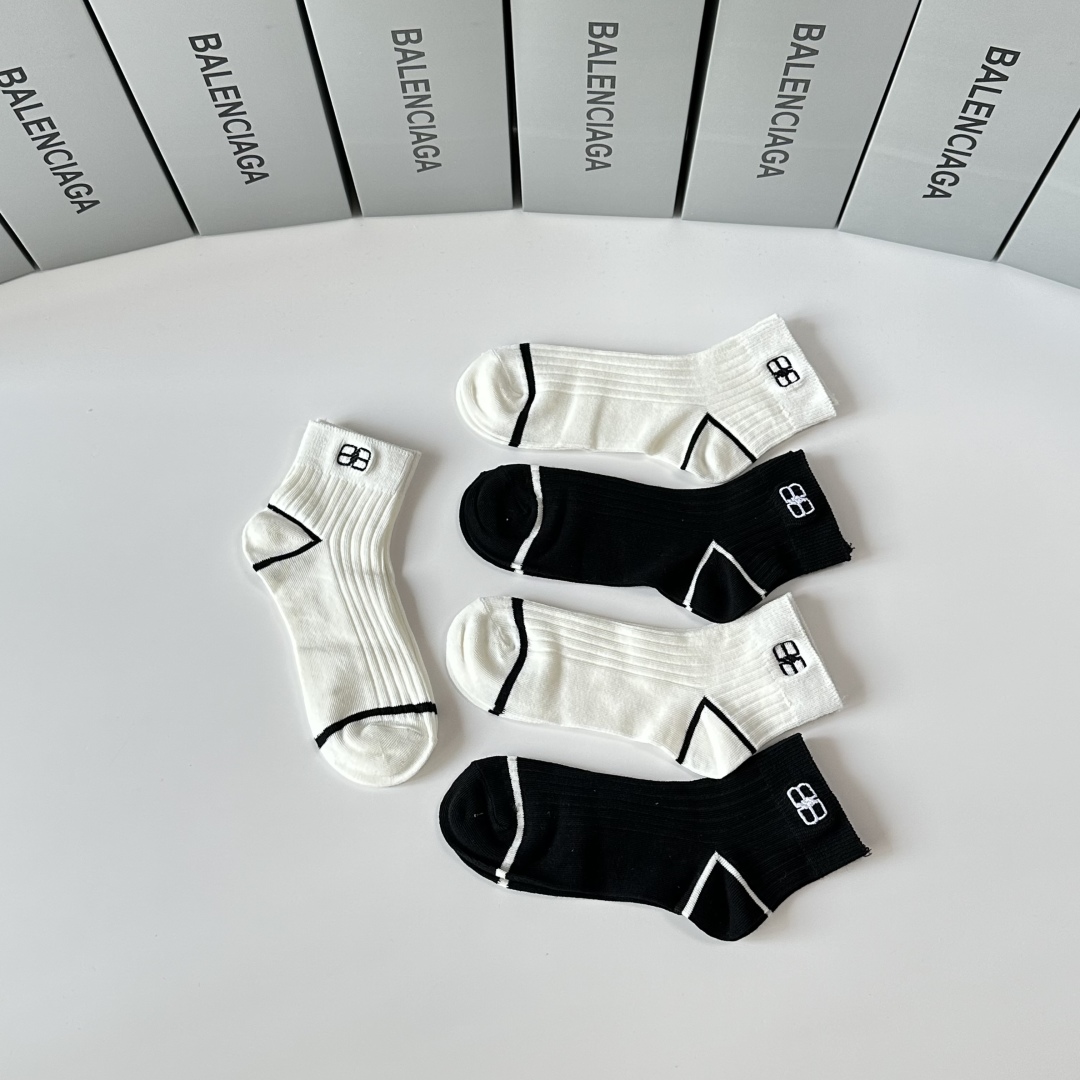  💛配专柜包装
Balenciaga （巴黎世家）新款刺绣中长筒袜堆堆袜袜子！一盒五双，专柜同步筒袜袜子