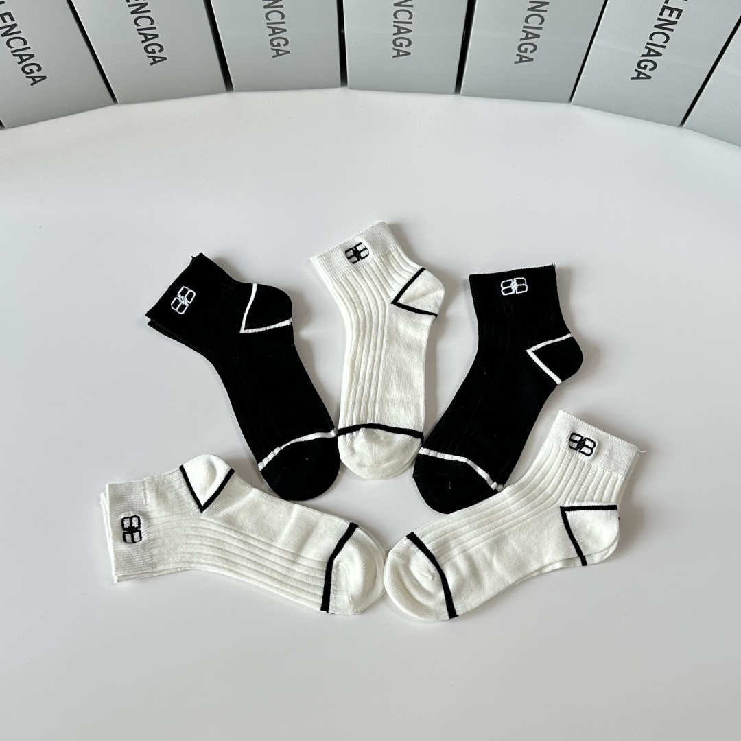  💛配专柜包装
Balenciaga （巴黎世家）新款刺绣中长筒袜堆堆袜袜子！一盒五双，专柜同步筒袜袜子