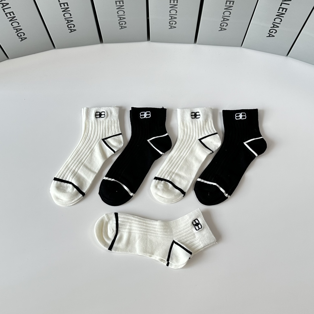  💛配专柜包装
Balenciaga （巴黎世家）新款刺绣中长筒袜堆堆袜袜子！一盒五双，专柜同步筒袜袜子