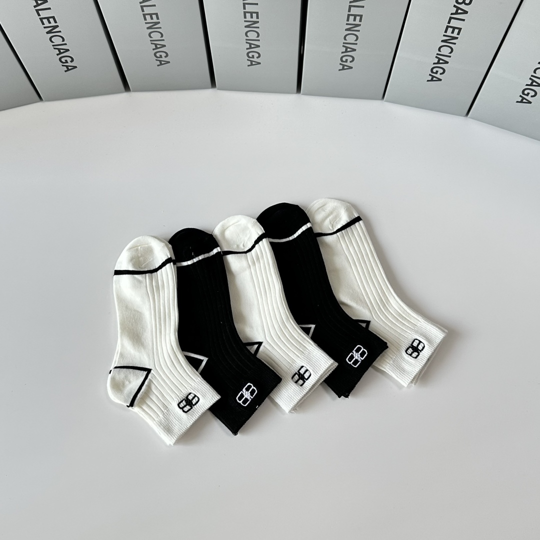  💛配专柜包装
Balenciaga （巴黎世家）新款刺绣中长筒袜堆堆袜袜子！一盒五双，专柜同步筒袜袜子