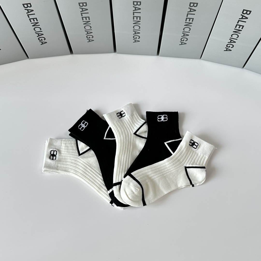  💛配专柜包装
Balenciaga （巴黎世家）新款刺绣中长筒袜堆堆袜袜子！一盒五双，专柜同步筒袜袜子