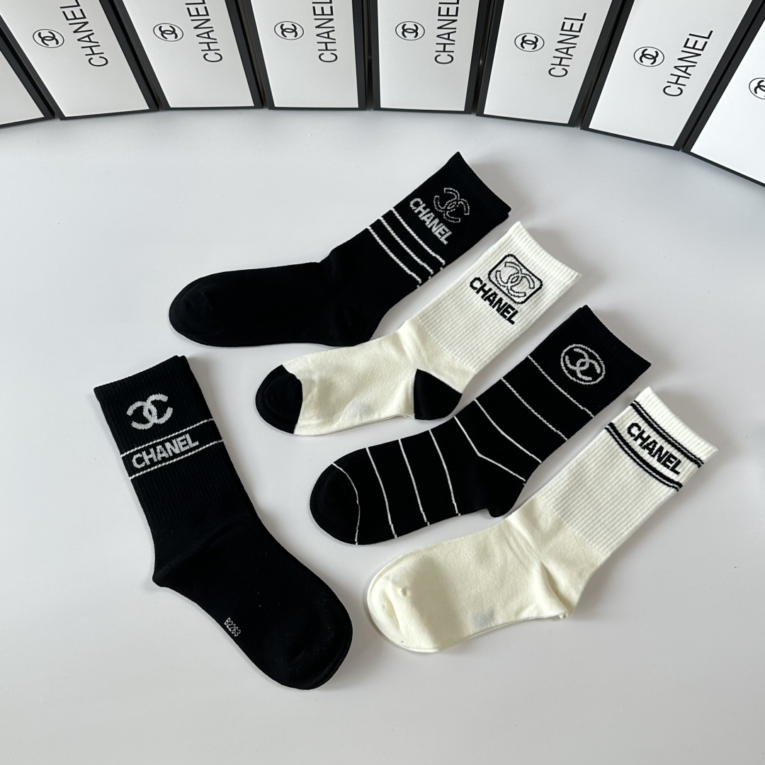  💛配包装
Chanel（香奈儿）新款中长款堆堆袜袜子！一盒五双， 专柜同步筒款袜子，💛大牌出街，潮人必