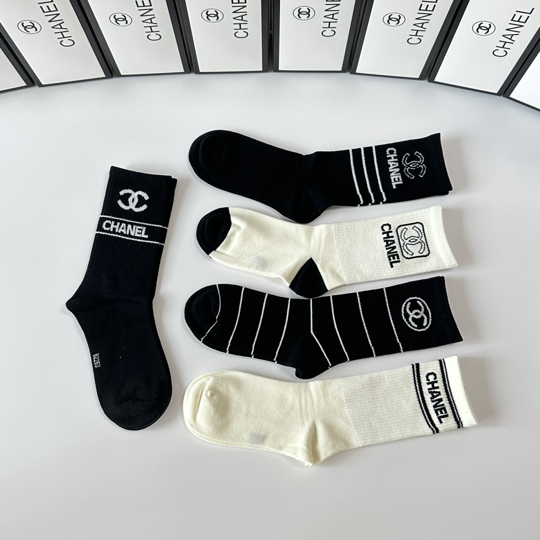  💛配包装
Chanel（香奈儿）新款中长款堆堆袜袜子！一盒五双， 专柜同步筒款袜子，💛大牌出街，潮人必