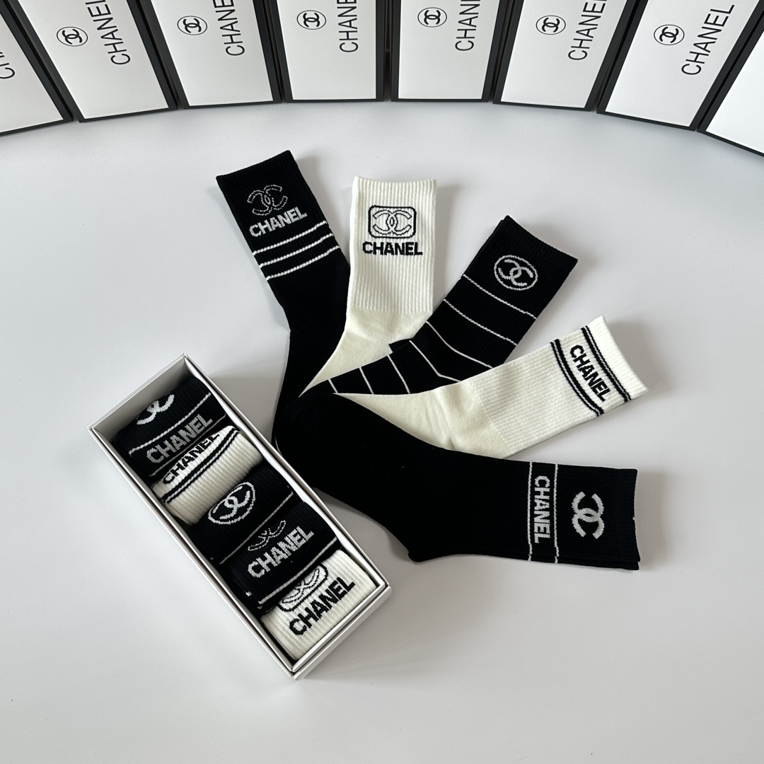  💛配包装
Chanel（香奈儿）新款中长款堆堆袜袜子！一盒五双， 专柜同步筒款袜子，💛大牌出街，潮人必