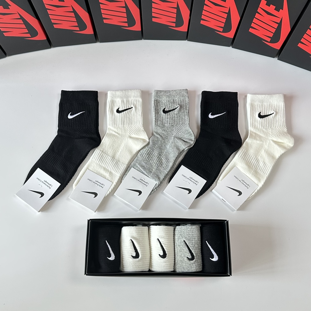  💛配专柜包装
NIKE（耐克）新款刺绣中长款堆堆袜袜子！一盒五双，专柜同步筒袜袜子，💛大牌出街，潮人必