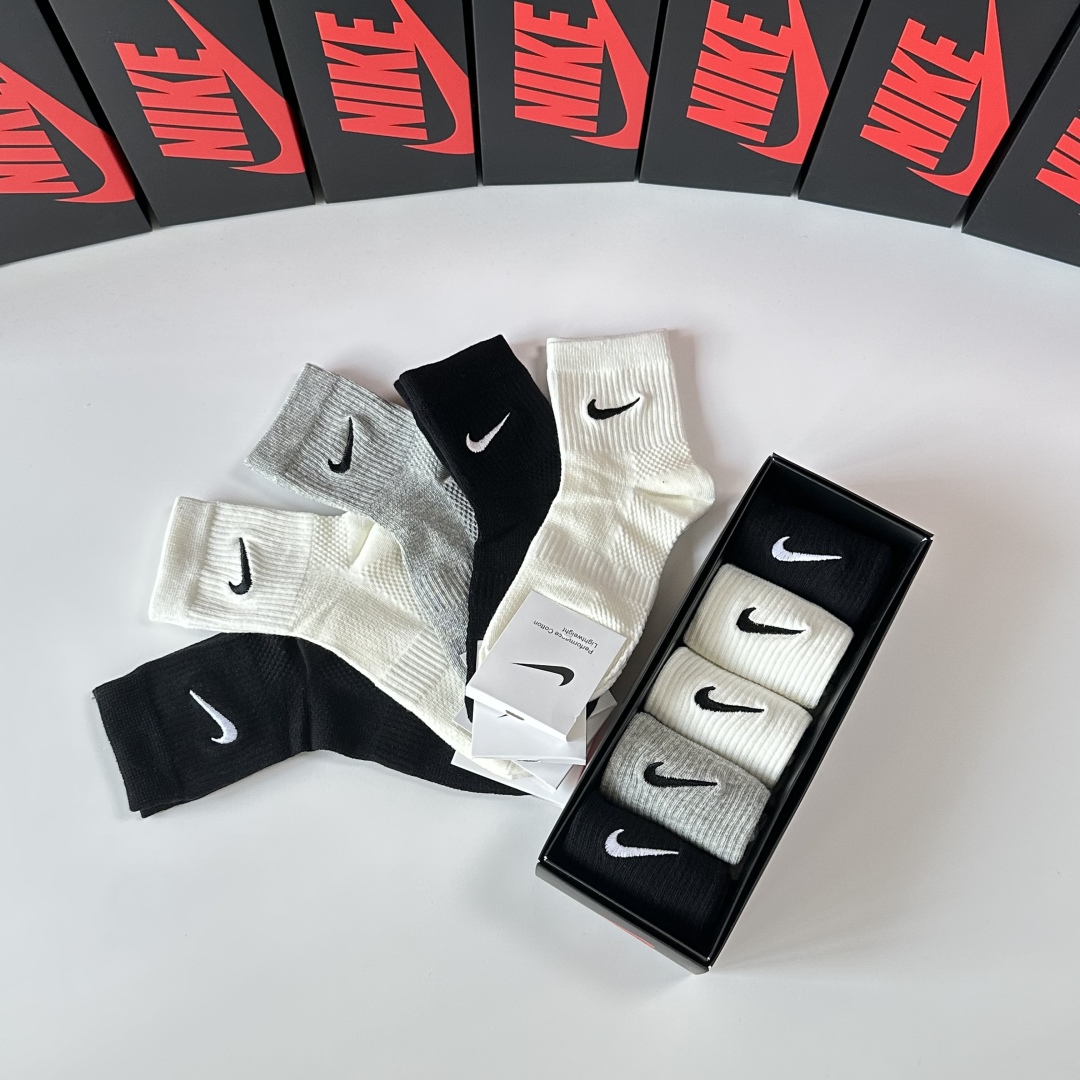  💛配专柜包装
NIKE（耐克）新款刺绣中长款堆堆袜袜子！一盒五双，专柜同步筒袜袜子，💛大牌出街，潮人必