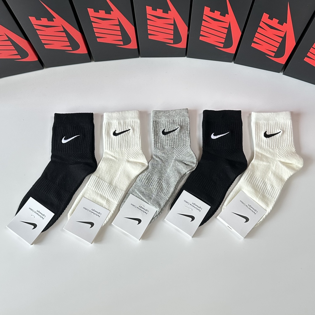  💛配专柜包装
NIKE（耐克）新款刺绣中长款堆堆袜袜子！一盒五双，专柜同步筒袜袜子，💛大牌出街，潮人必
