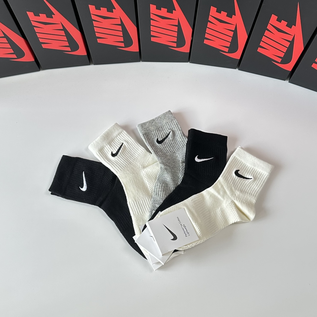  💛配专柜包装
NIKE（耐克）新款刺绣中长款堆堆袜袜子！一盒五双，专柜同步筒袜袜子，💛大牌出街，潮人必