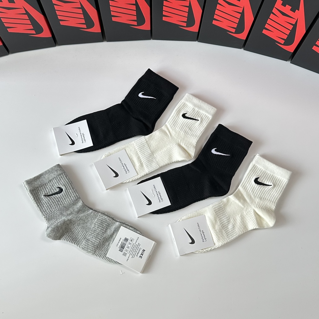  💛配专柜包装
NIKE（耐克）新款刺绣中长款堆堆袜袜子！一盒五双，专柜同步筒袜袜子，💛大牌出街，潮人必