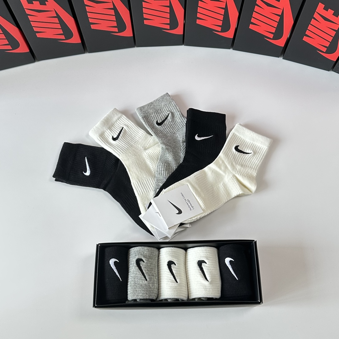  💛配专柜包装
NIKE（耐克）新款刺绣中长款堆堆袜袜子！一盒五双，专柜同步筒袜袜子，💛大牌出街，潮人必
