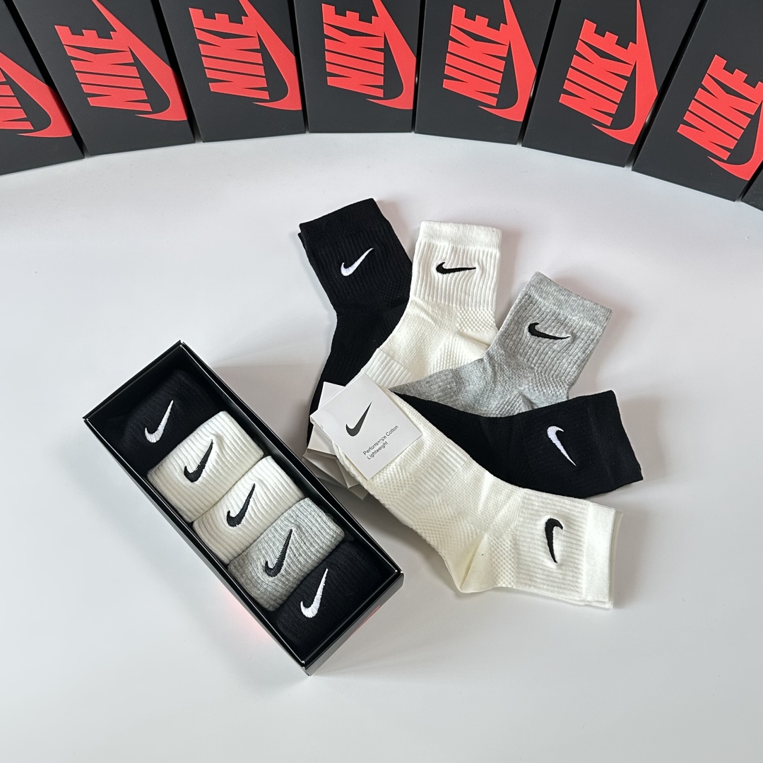  💛配专柜包装
NIKE（耐克）新款刺绣中长款堆堆袜袜子！一盒五双，专柜同步筒袜袜子，💛大牌出街，潮人必