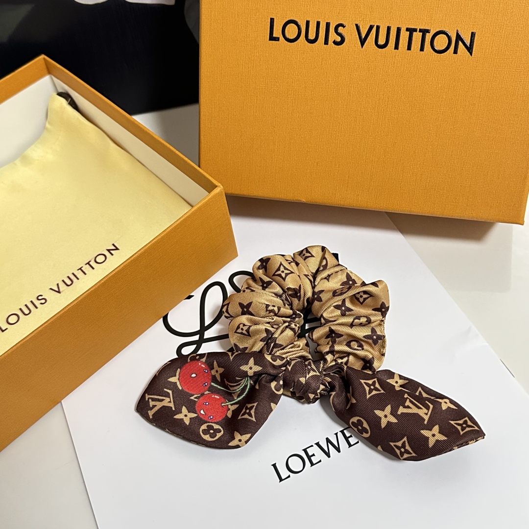  配专柜包装
Lv（路易威登）最新真丝樱桃🍒轻奢发圈
小仙女快入手
特殊材质 不嘞头
可盐可甜～