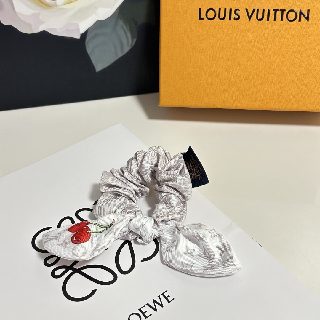  配专柜包装
Lv（路易威登）最新真丝樱桃🍒轻奢发圈
小仙女快入手
特殊材质 不嘞头
可盐可甜～