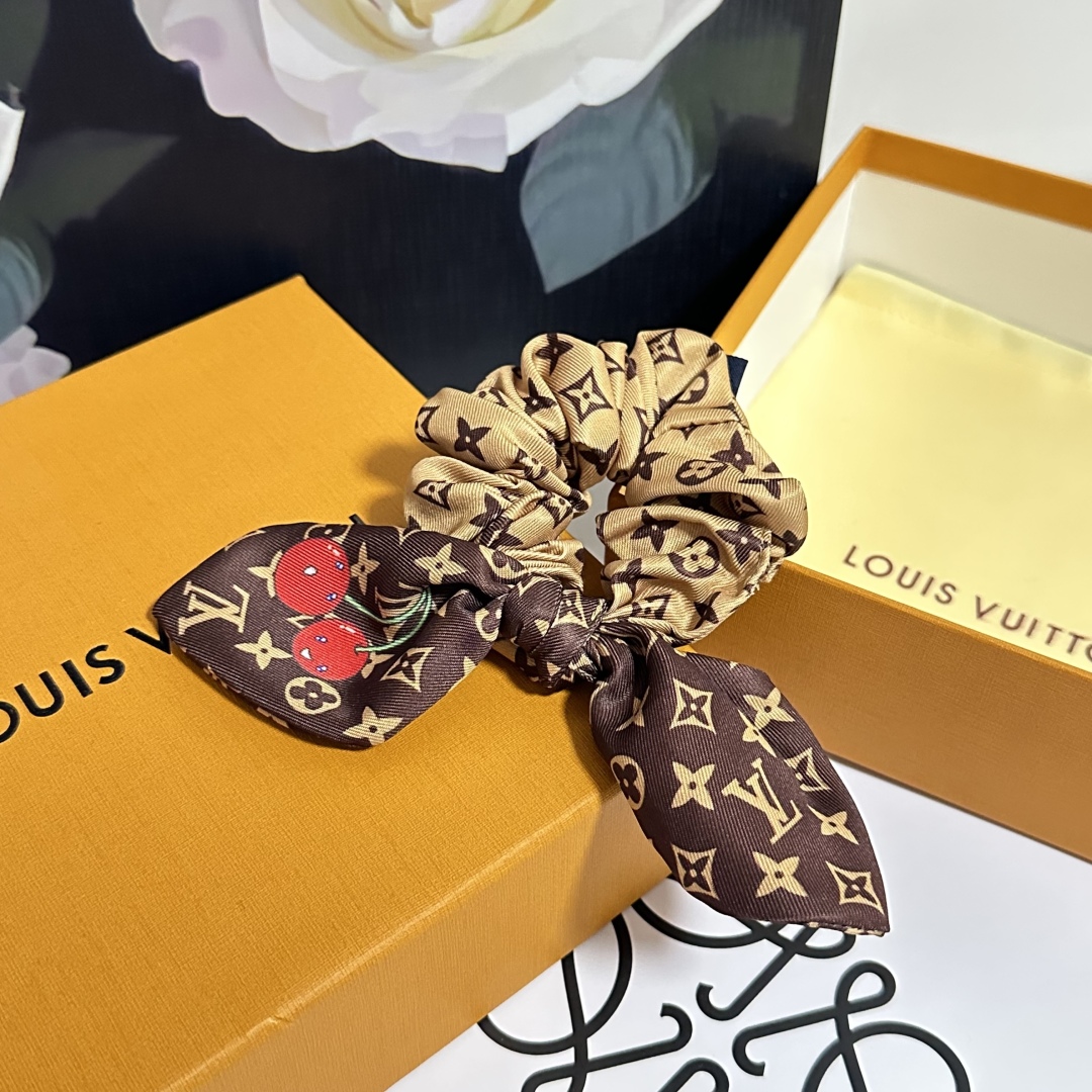  配专柜包装
Lv（路易威登）最新真丝樱桃🍒轻奢发圈
小仙女快入手
特殊材质 不嘞头
可盐可甜～