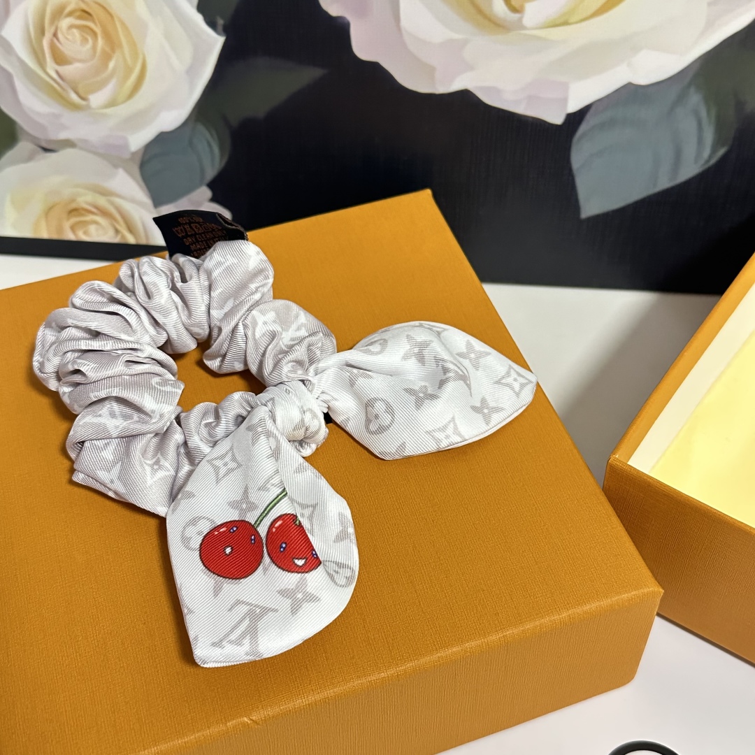  配专柜包装
Lv（路易威登）最新真丝樱桃🍒轻奢发圈
小仙女快入手
特殊材质 不嘞头
可盐可甜～
