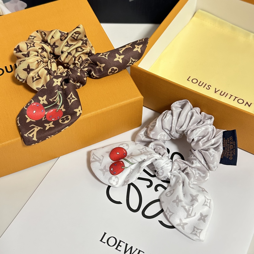  配专柜包装
Lv（路易威登）最新真丝樱桃🍒轻奢发圈
小仙女快入手
特殊材质 不嘞头
可盐可甜～