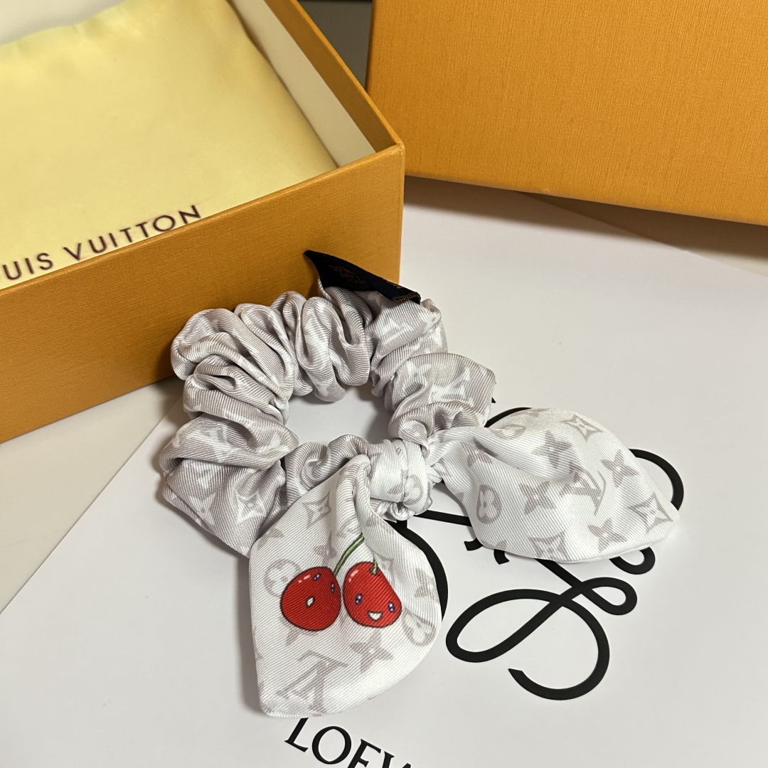  配专柜包装
Lv（路易威登）最新真丝樱桃🍒轻奢发圈
小仙女快入手
特殊材质 不嘞头
可盐可甜～