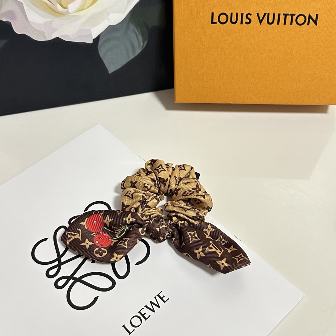  配专柜包装
Lv（路易威登）最新真丝樱桃🍒轻奢发圈
小仙女快入手
特殊材质 不嘞头
可盐可甜～