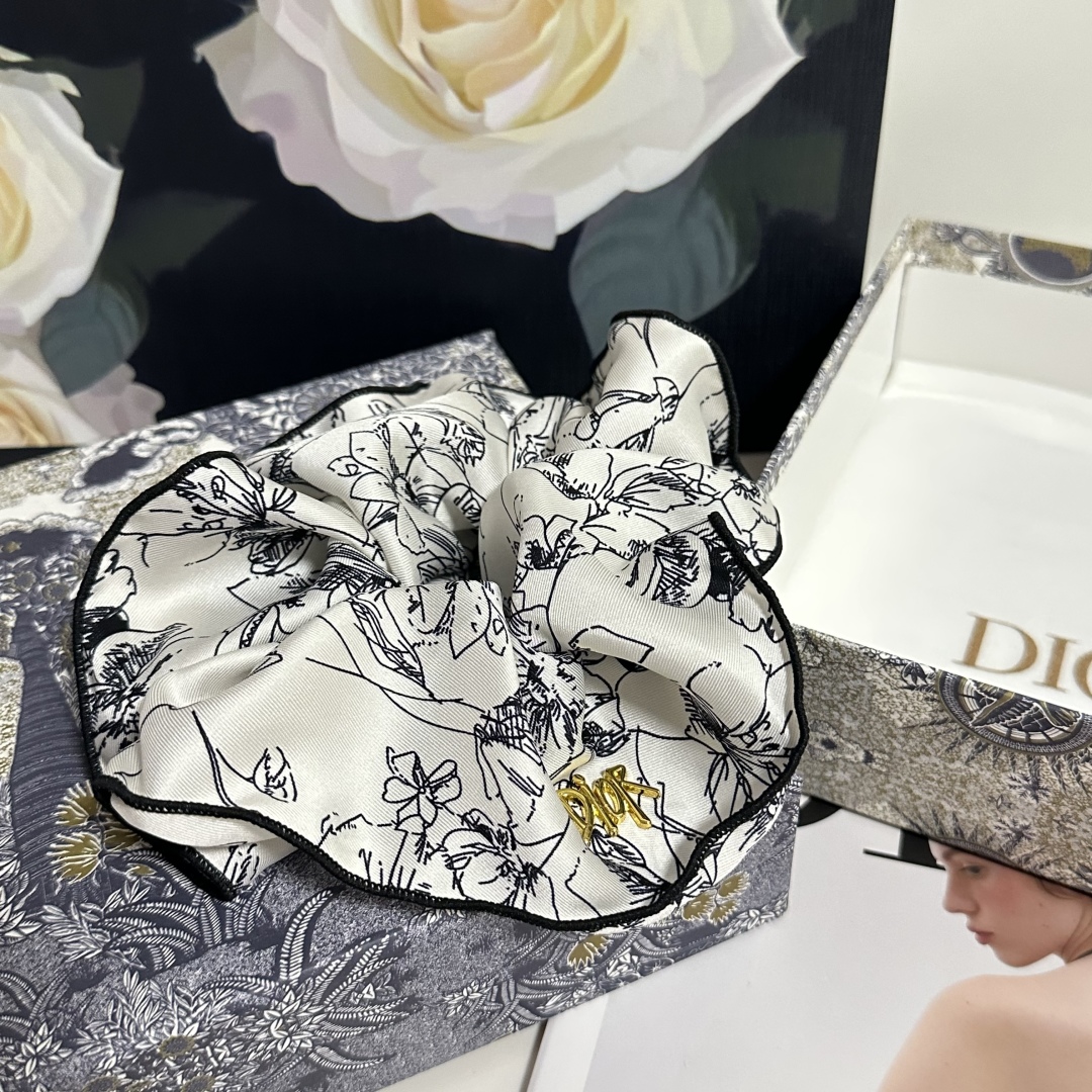  配专柜包装
Dior（迪奥）最新真丝轻奢发圈
小仙女快入手
特殊材质 不嘞头
可盐可甜～