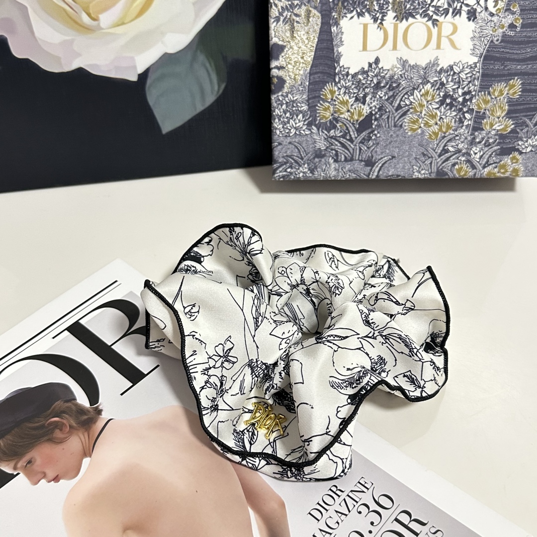  配专柜包装
Dior（迪奥）最新真丝轻奢发圈
小仙女快入手
特殊材质 不嘞头
可盐可甜～