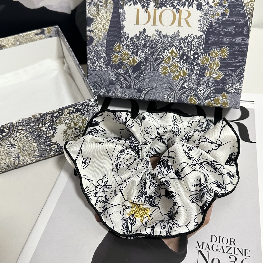  配专柜包装
Dior（迪奥）最新真丝轻奢发圈
小仙女快入手
特殊材质 不嘞头
可盐可甜～