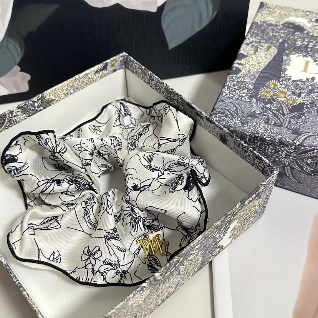  配专柜包装
Dior（迪奥）最新真丝轻奢发圈
小仙女快入手
特殊材质 不嘞头
可盐可甜～