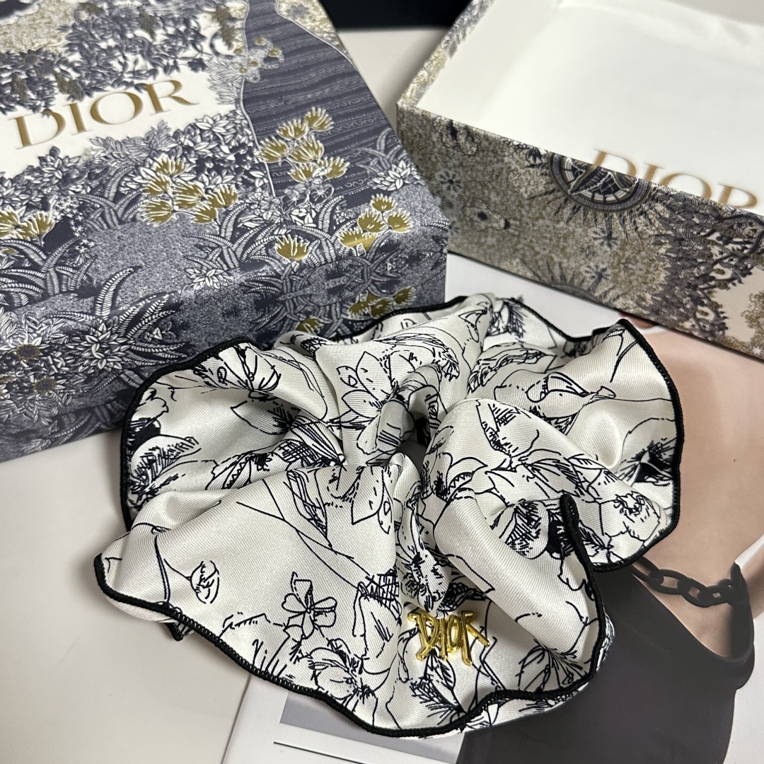  配专柜包装
Dior（迪奥）最新真丝轻奢发圈
小仙女快入手
特殊材质 不嘞头
可盐可甜～
