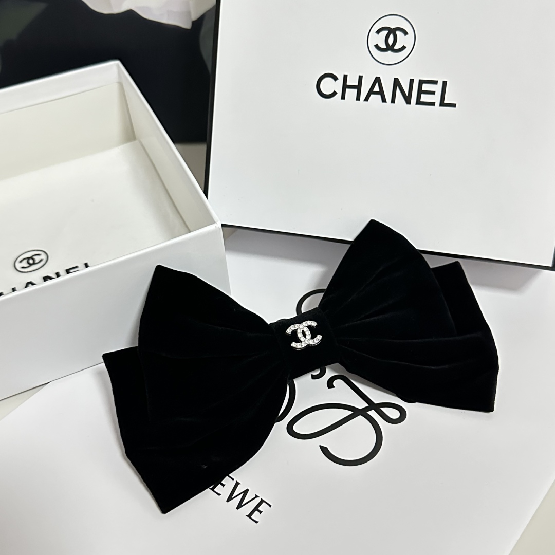  配专柜包装
Chanel（香奈儿）官网同款最新蝴蝶结五金丝绒发夹#
信我！人手必备的单品 这件必须买
