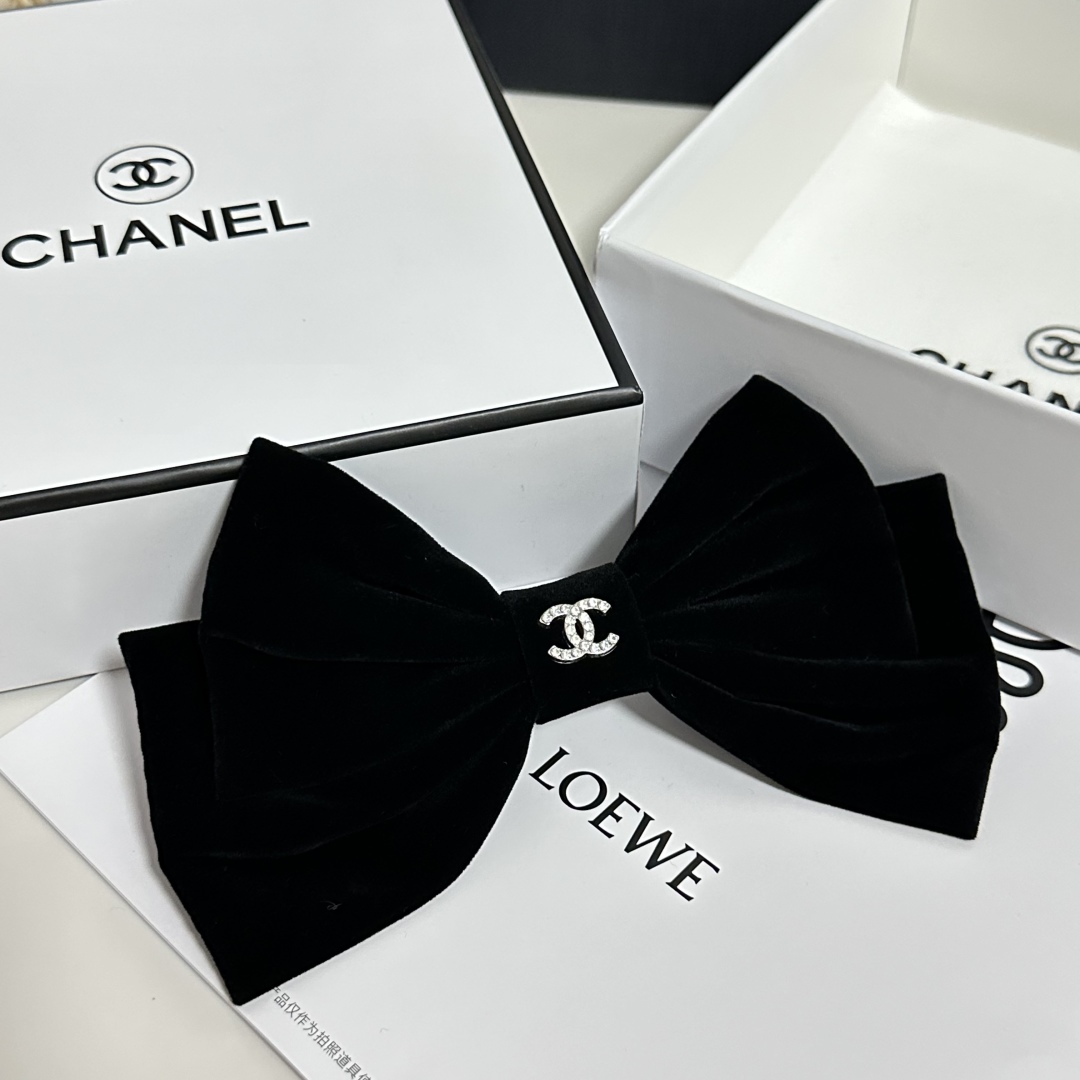  配专柜包装
Chanel（香奈儿）官网同款最新蝴蝶结五金丝绒发夹#
信我！人手必备的单品 这件必须买
