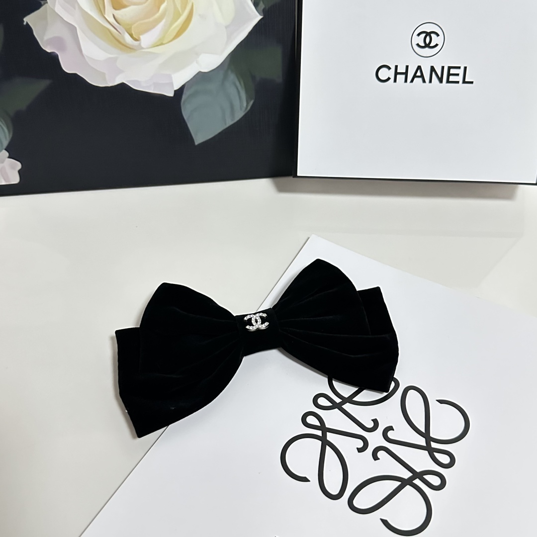  配专柜包装
Chanel（香奈儿）官网同款最新蝴蝶结五金丝绒发夹#
信我！人手必备的单品 这件必须买
