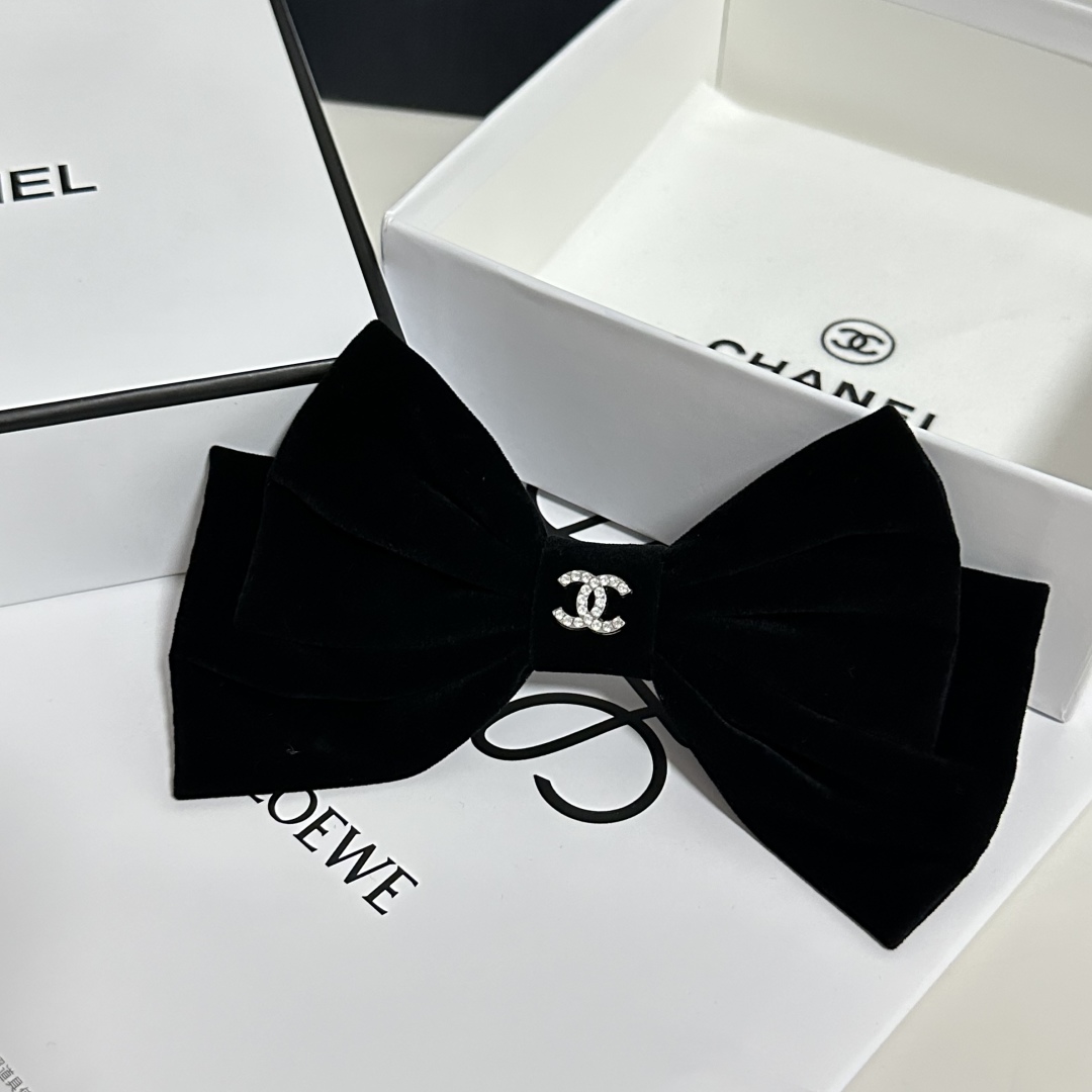 配专柜包装
Chanel（香奈儿）官网同款最新蝴蝶结五金丝绒发夹#
信我！人手必备的单品 这件必须买
