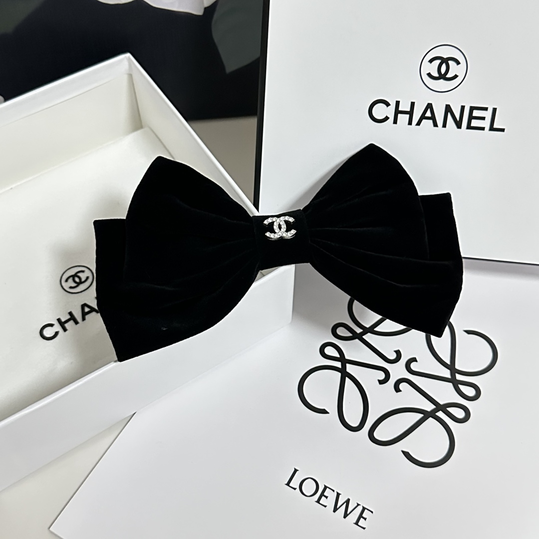  配专柜包装
Chanel（香奈儿）官网同款最新蝴蝶结五金丝绒发夹#
信我！人手必备的单品 这件必须买
