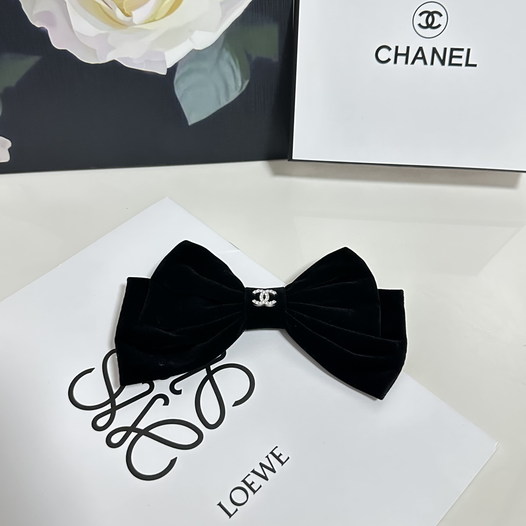  配专柜包装
Chanel（香奈儿）官网同款最新蝴蝶结五金丝绒发夹#
信我！人手必备的单品 这件必须买
