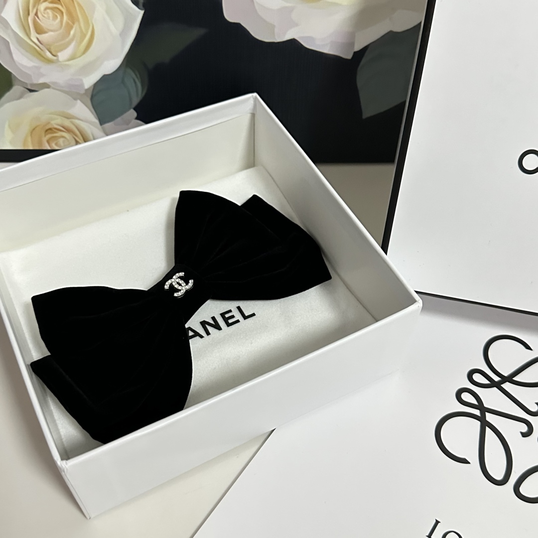  配专柜包装
Chanel（香奈儿）官网同款最新蝴蝶结五金丝绒发夹#
信我！人手必备的单品 这件必须买
