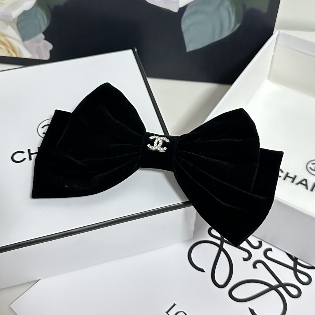  配专柜包装
Chanel（香奈儿）官网同款最新蝴蝶结五金丝绒发夹#
信我！人手必备的单品 这件必须买
