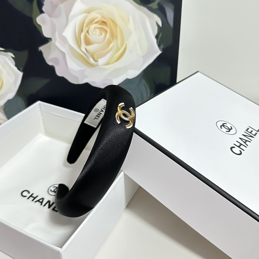  配专柜包装
Chanel（香奈儿）最新发箍
小仙女快入手
特殊材质 不嘞头
可盐可甜～